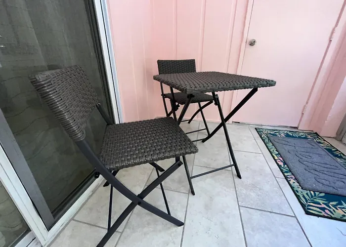 Beachy 2/1 Condo, One Block Downtown Palm Harbor!