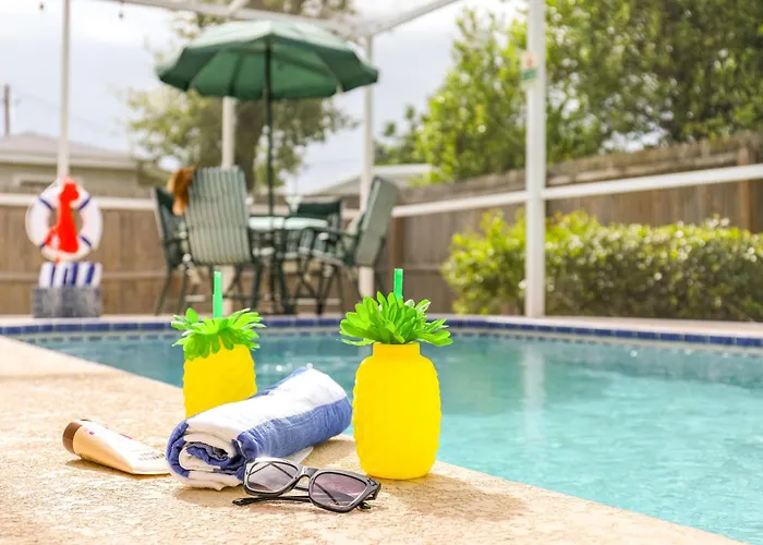 Salty Tide Getaway - Nightlife, Pool, Play, Beach